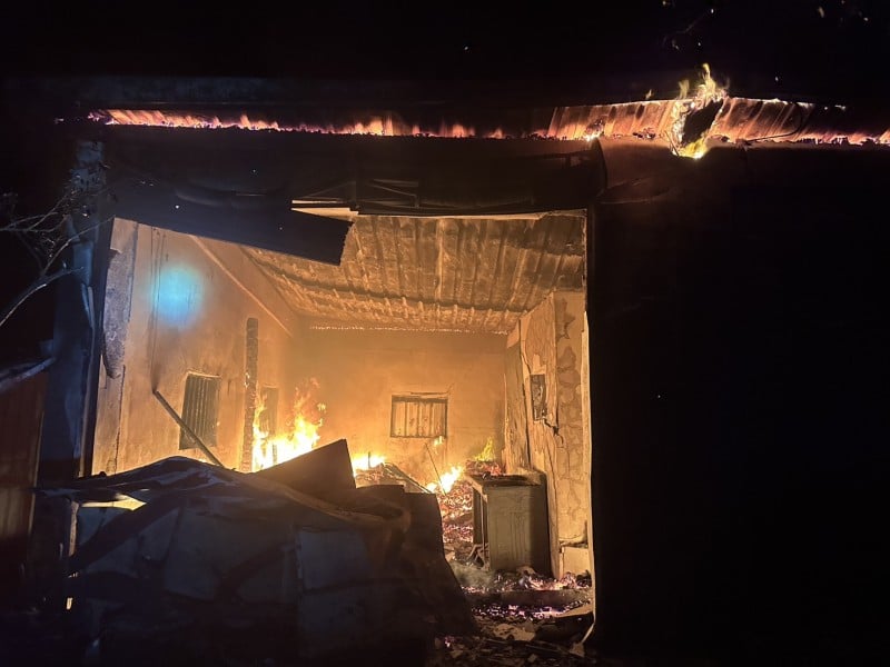 高寮民宅夜間大火全面燃燒 ! 30餘名消防、義消灌救 歷經4小時撲滅