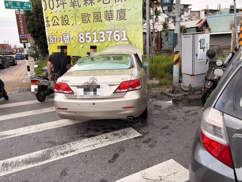 新城台9線路口連環撞　電動代步車遭夾擠　80歲翁膝手擦傷送醫