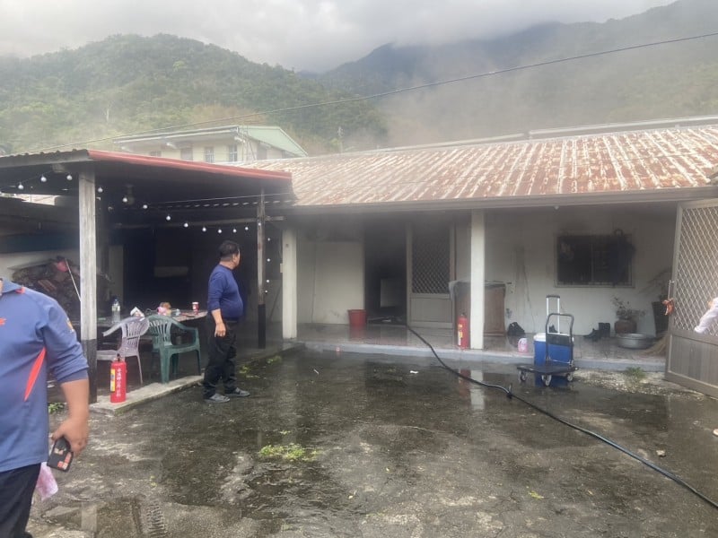 卓溪鄉太平村中興路住宅突冒濃煙　消防與民眾合力阻火勢擴大