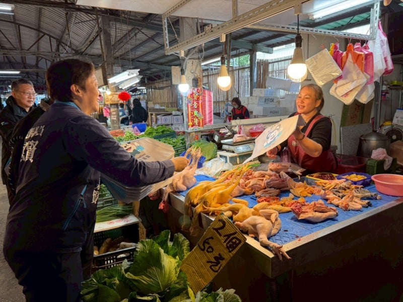 魏嘉賢走訪吉安黃昏市場　籲加速傳統市場整體升級