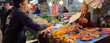 魏嘉賢走訪吉安黃昏市場　籲加速傳統市場整體升級