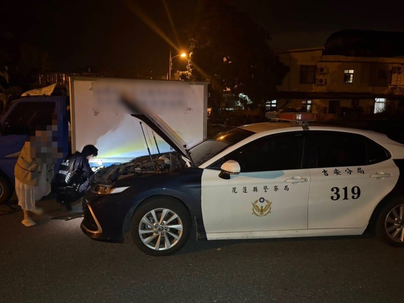 物資車拋錨受困路中　 吉安警即刻救援暖人心