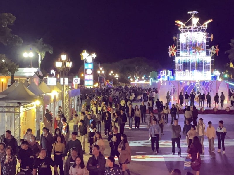 7萬人次點亮日出大道　3萬人次湧入東大門夜市 花蓮燈會年假120秒煙火與光影公園引爆觀光熱度