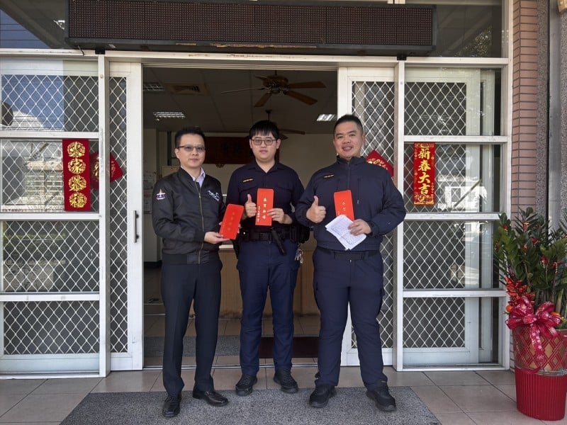 新任玉里分局長春節發放紅包慰勤