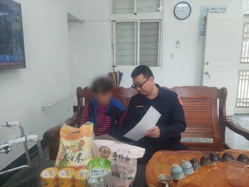 老婦生活困頓向警察求助 波麗士貼心送暖