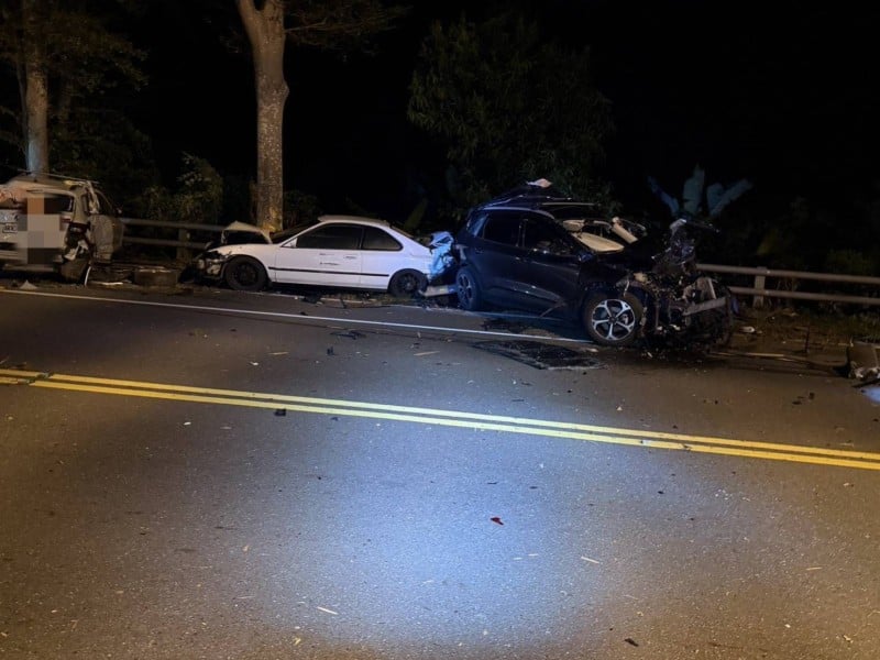 凌晨大貨車「連撞路邊7車」翻覆 26歲男駕駛傷