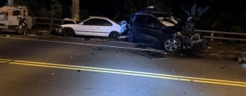 凌晨大貨車「連撞路邊7車」翻覆 26歲男駕駛傷