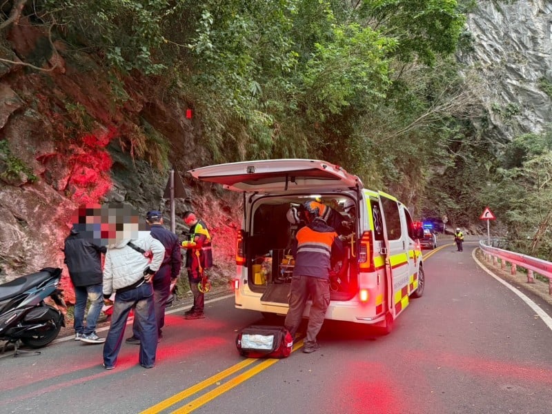 機車自摔中橫邊溝 騎士送醫不治