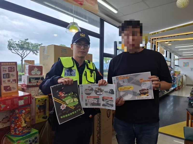 鳳林分局宣導行人交通安全觀念