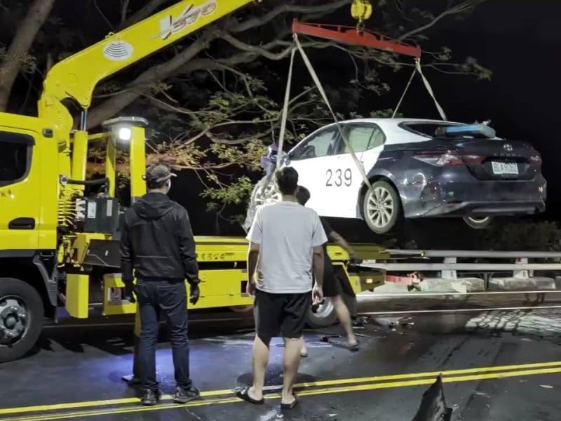 酒醉路倒男「趁機開走未熄火警車逃逸」撞小客車 3人傷送醫