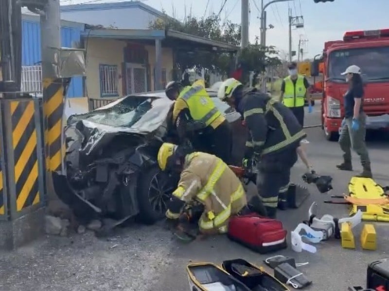 小客車自撞女駕駛受困OHCA 消防破壞器剪開門送醫