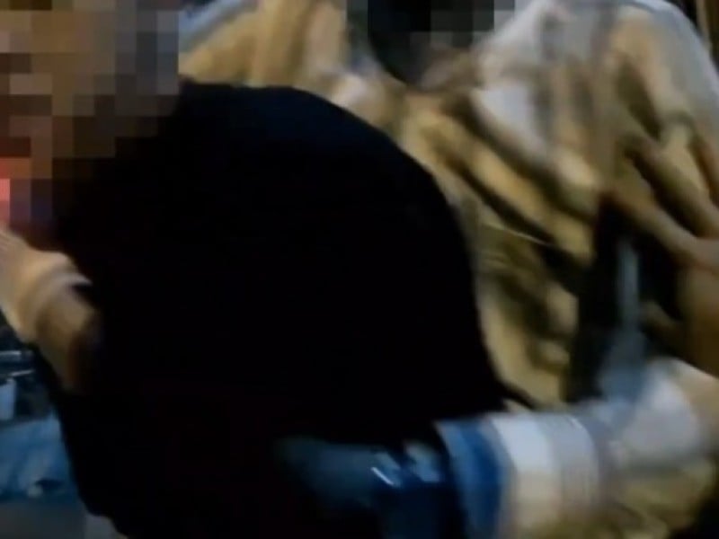 酒後男女爆口角 男失控踹倒機車