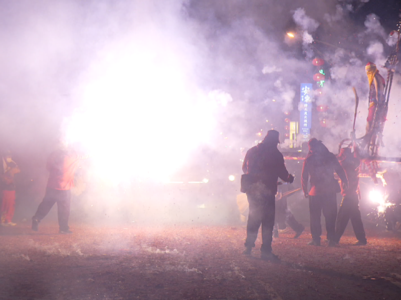 花蓮丙午年寒單文化祭登場 女寒單首度站轎迎財神 8場炮炸祈福圓滿落幕