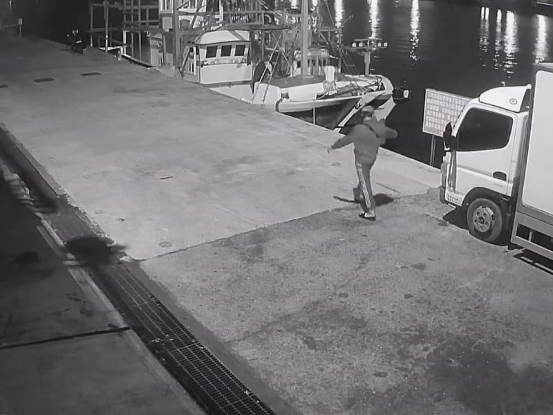 外籍漁工摸黑鑽車內偷錢包 花蓮港警迅速追緝竊嫌到案送法辦