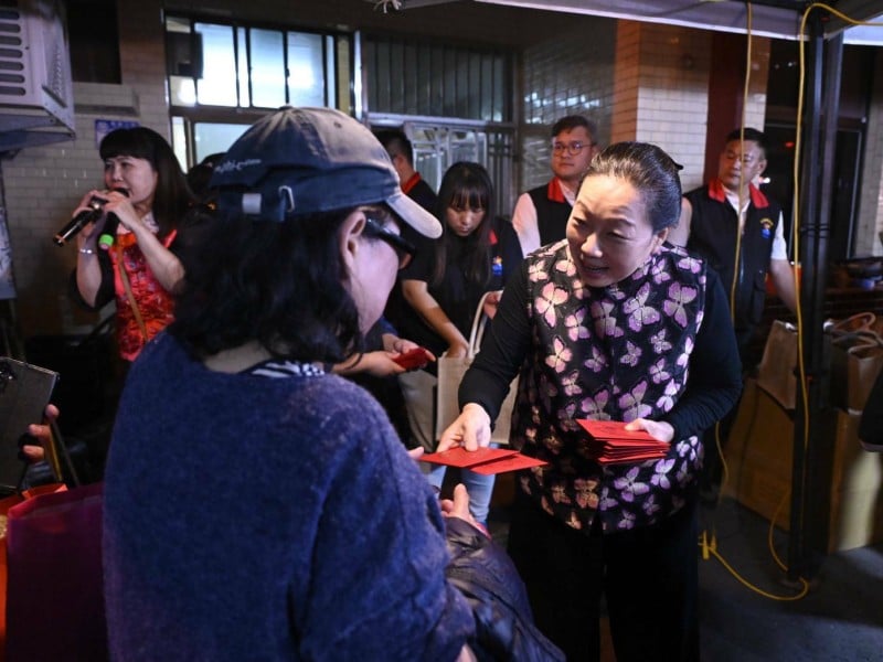 新城鄉嘉里保安宮歡慶天公生 縣長徐榛蔚、立委傅崐萁發送馬年開運福袋