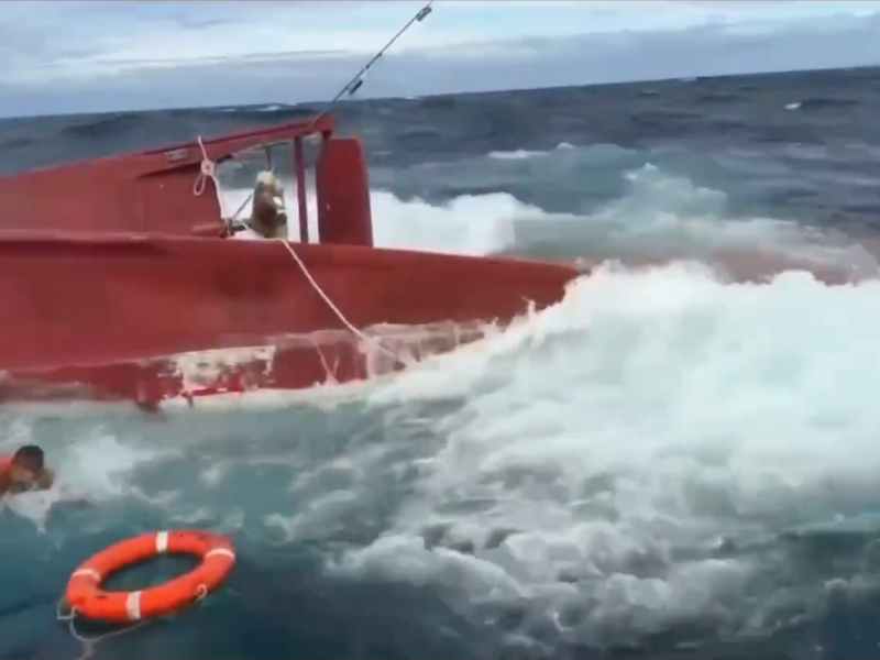 臺東外海漁船翻覆 海巡即時救援脫險