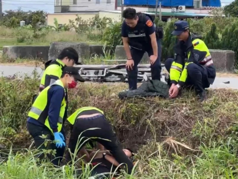 臨海路重機與貨車碰撞事故，騎士跌落兩米深的空地送醫