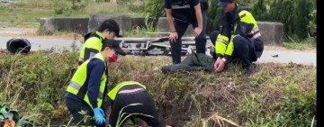 臨海路重機與貨車碰撞事故，騎士跌落兩米深的空地送醫