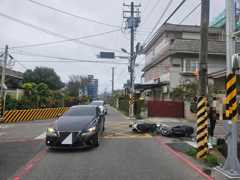 汽車與機車相撞騎士受傷