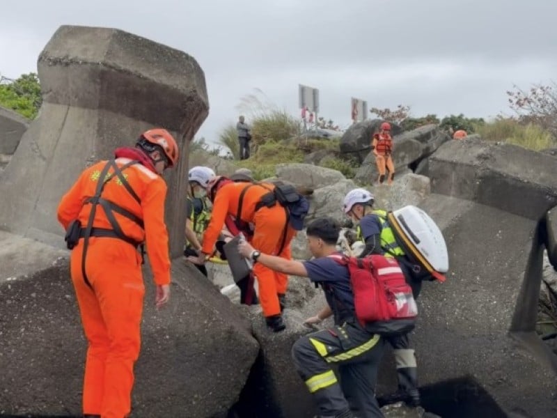 男子美崙溪口落海 海巡與衝浪客合力救出送醫