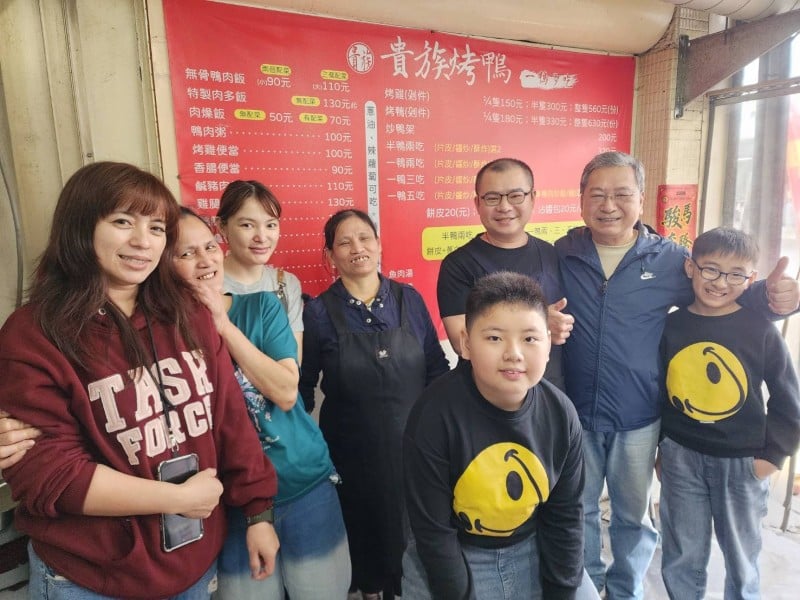 從溝仔尾到太昌三角市場：「貴族烤鴨」徐端貴，用炸鴨香氣與甘願回饋，拌出人生真滋味