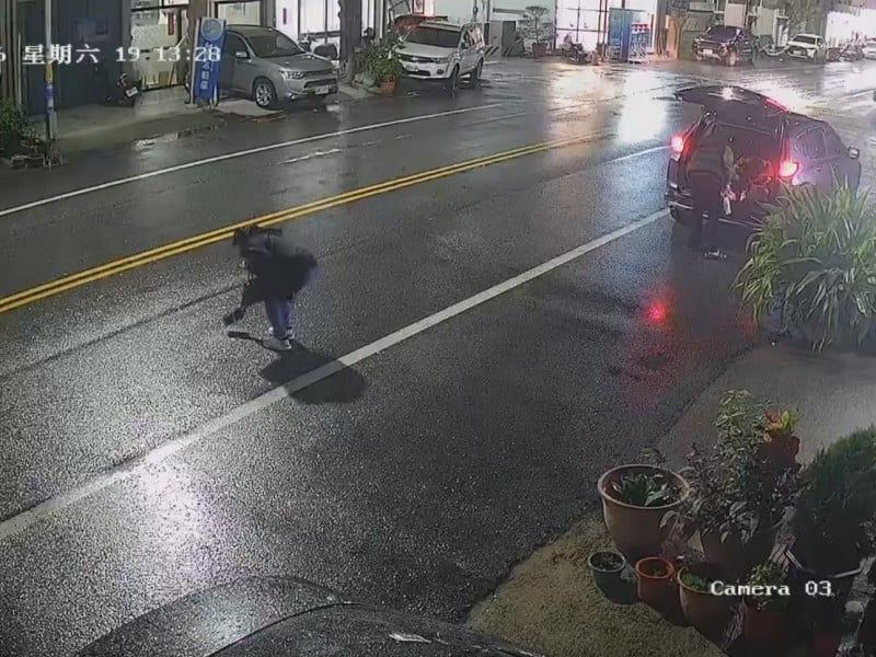 姊妹為母籌借「十萬元手術費」掉街頭被撿走 警方依法偵辦、監視畫面曝