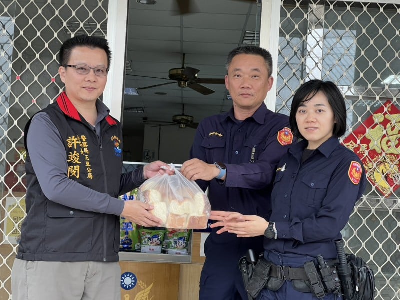 分局長親送烤饅頭 ! 228連假慰勞崗哨員警