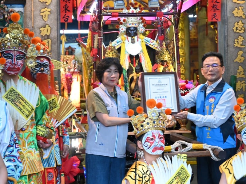 延續逾半世紀 堅持傳統 忠合宮什家將登錄臺東縣無形文化資產  饒慶鈴親自授證
