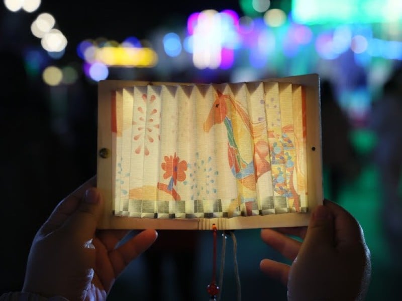 元宵夜「起源火舞」秀揭序幕 ! 亞洲美食天王陳鴻上菜 書本燈別緻可愛