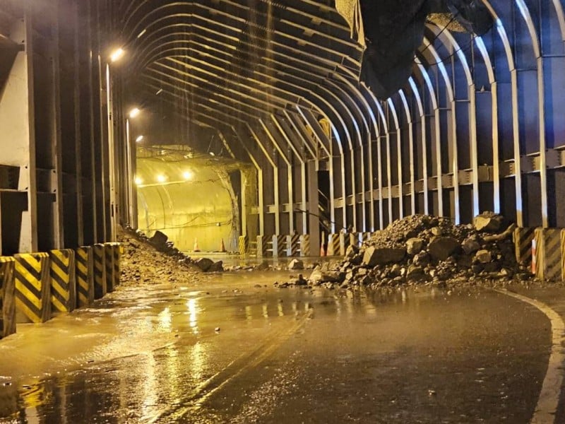 坍塌了 ! 清水明隧道已「土石流」台9線「和仁崇德」今晚9:40確定封閉「只出不進」