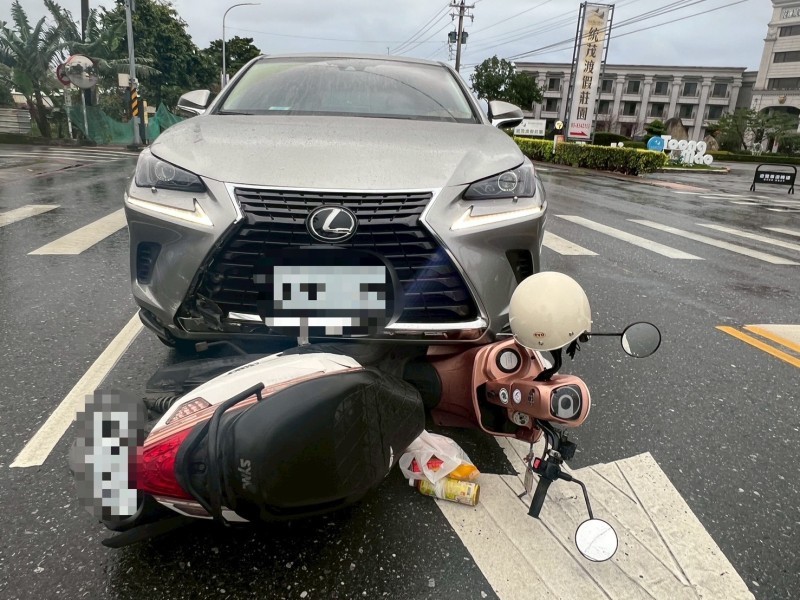 自小客與機車相撞 騎士挫傷送醫