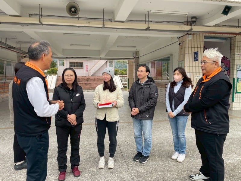 旅外鄉親化身「及時雨」! 李美蘭資助11校富里低收學童 獎助金4,800 元/ 人、文具組