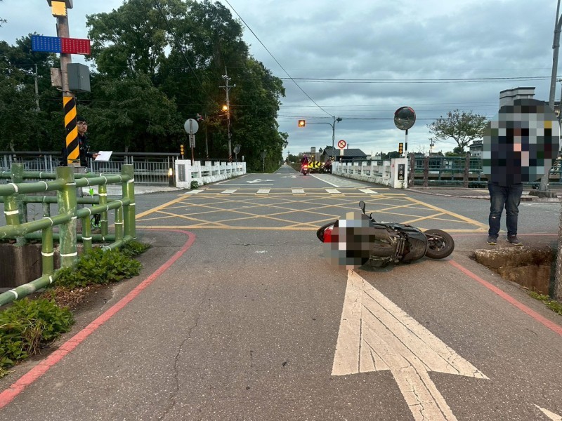 七腳川溪防汛道路兩機車交叉撞 兩騎士挫傷