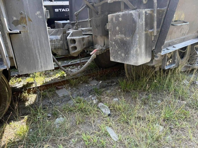 台鐵貨列擦撞水泥列車造成出軌