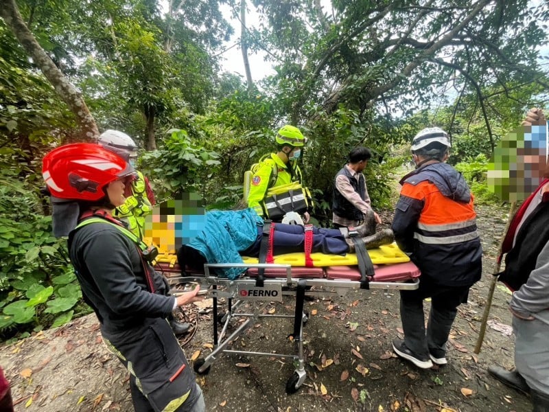 上山種山蘇滑落1.5公尺邊坡 警消合力救援送醫