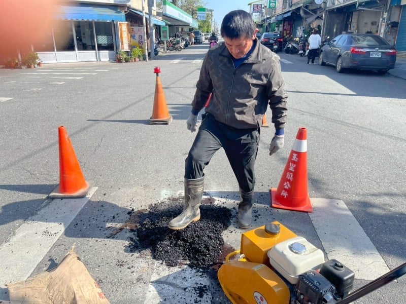 玉里鎮中華路坑洞迅速修補完成