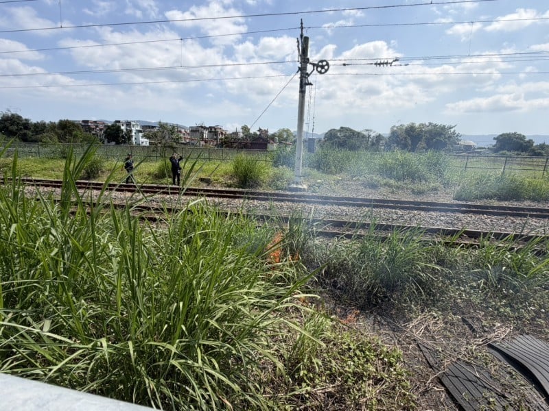 鳳林站附近鐵軌旁竹堆突竄火煙 警、消迅速撲滅