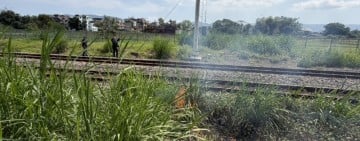 鳳林站附近鐵軌旁竹堆突竄火煙 警、消迅速撲滅