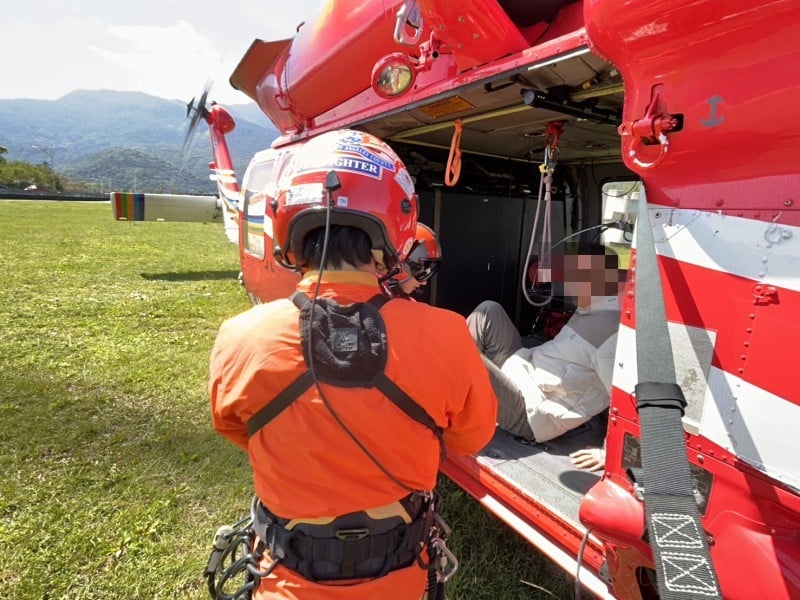 山友於山中林道骨折 黑鷹馳援救出