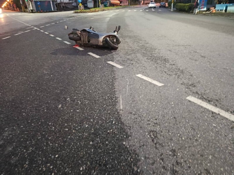 機車路口轉彎時與轎車擦撞 騎士昏迷送醫