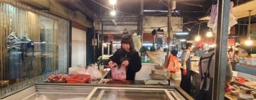 守著攤位也守著記憶：花蓮黃昏市場裡的三十年「日常」