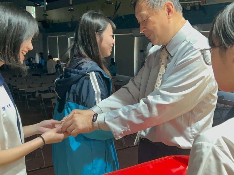 以愛、感謝、勇氣、責任  標記成年  努力成為自己與他人生命中的那盞光  海星中學為高三同學舉辦溫馨隆重成年禮