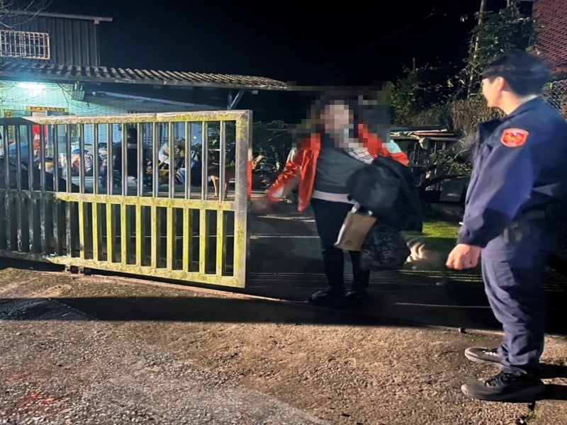 祖母等在門口 ! 男深夜行動不便無法返家 暖警援手