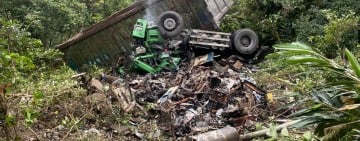 連結大貨車蘇花墜谷 ! 車頭全毀、貨車櫃分離