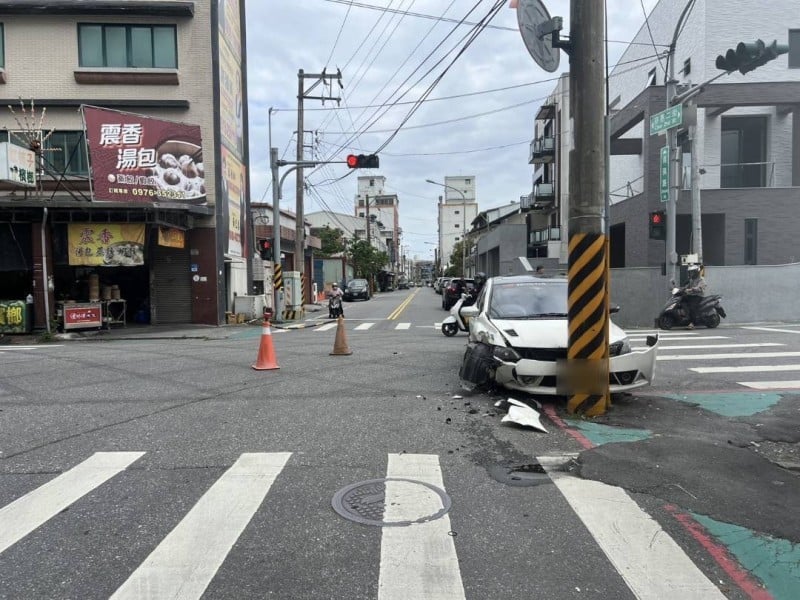 自小客自撞電桿又「彈」撞另一部汽車