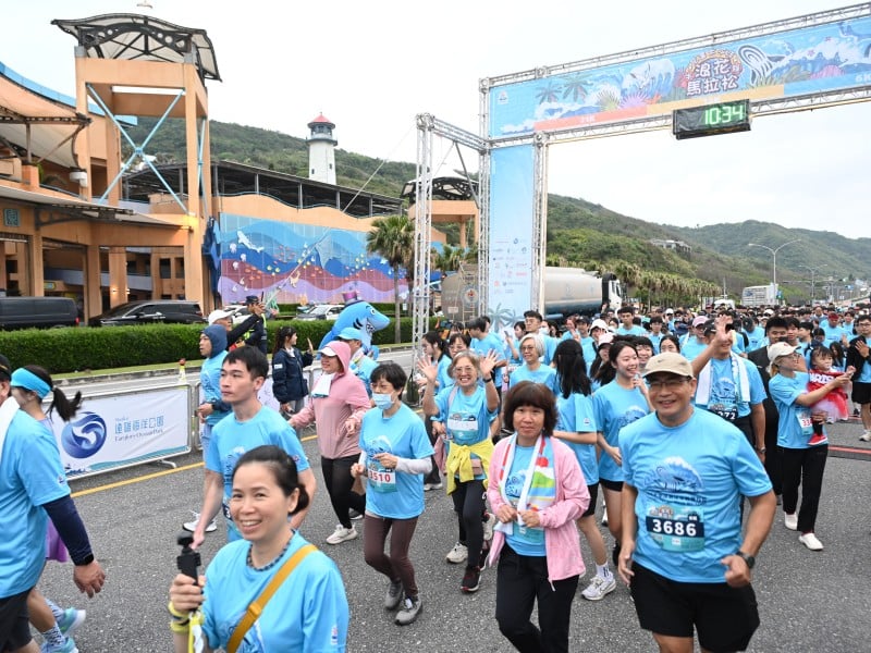 15國跑者齊聚花蓮 浪花馬拉松躍升國際海岸賽事潛力品牌 縣長徐榛蔚偕立委傅崐萁 踏浪迎光、徜徉太平洋之美