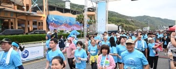 15國跑者齊聚花蓮 浪花馬拉松躍升國際海岸賽事潛力品牌 縣長徐榛蔚偕立委傅崐萁 踏浪迎光、徜徉太平洋之美