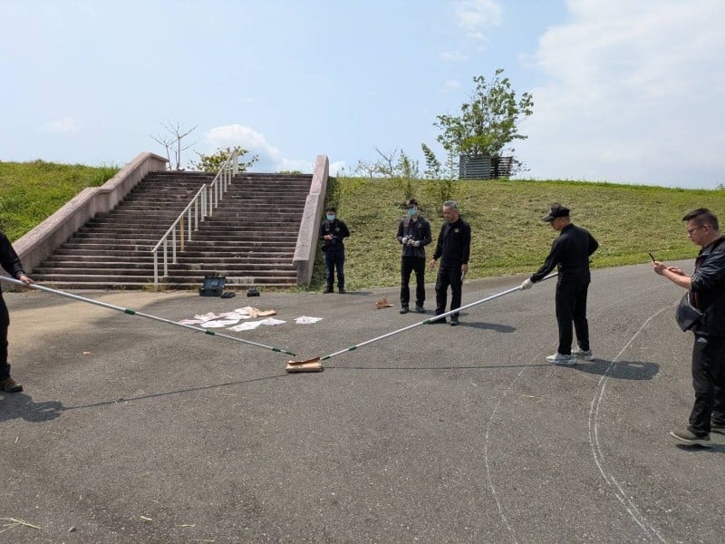 派報員怕報紙淋濕包在包裹裡 民眾卻以為是爆裂物