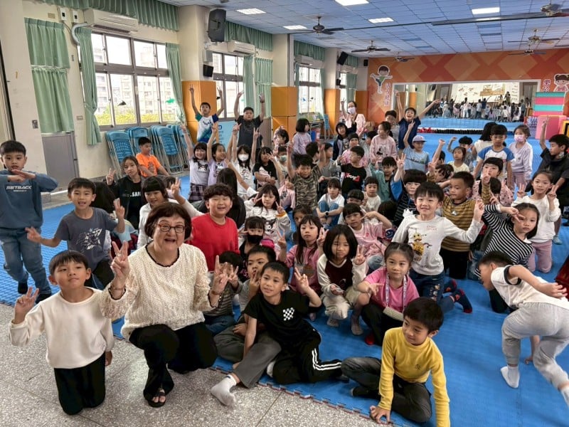 知名作家沙永玲蒞臨忠孝國小　與學童分享繪本閱讀樂趣