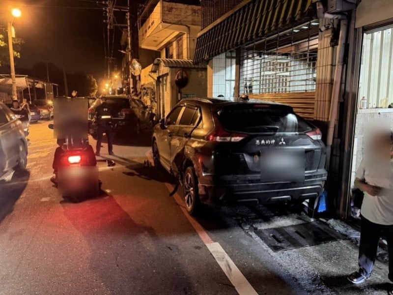 男子駕車自撞電桿受傷 車內竟有喪屍菸彈